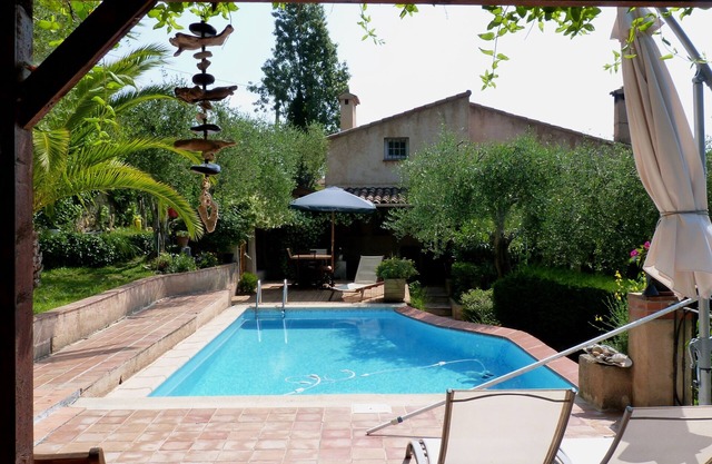 Charming villa with pool and wooded garden 3 bedrooms, sleeps 6 CABRIS