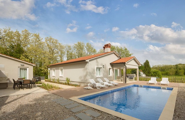 Charming villa with tended garden and heated pool