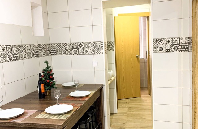 Charming Vintage 3-Bedroom Retreat in Downtown Lisbon – Sleeps 8!