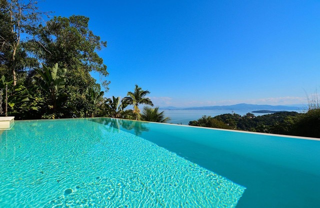 Charmosa Suíte em Sambaqui