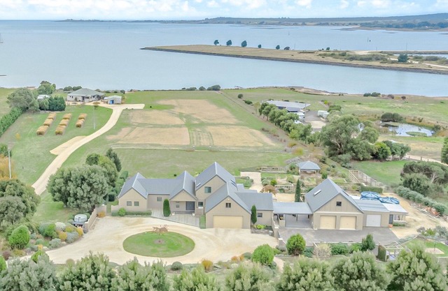 Chateau Clarence & Petite Chateau Luxurious Waterfront Retreat