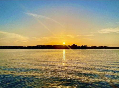 Chateau Merlot Lakefront Retreat USNWC Boat Rental