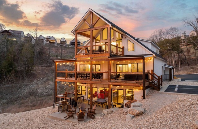 Chateau North: Hot Tub|Lakeview|Private Driveway|Outdoor Ping Pong & Pool Table