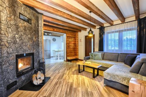 Chaty na Skalistym Wzgórzu 697-287-857