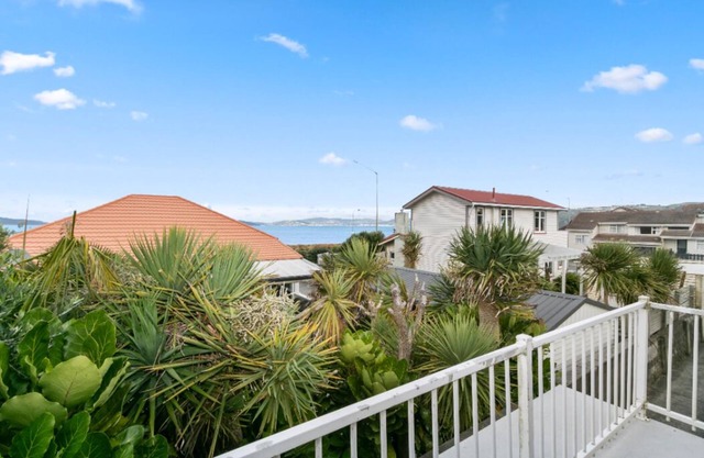 Cheer full 2bdm warm home close to the beach