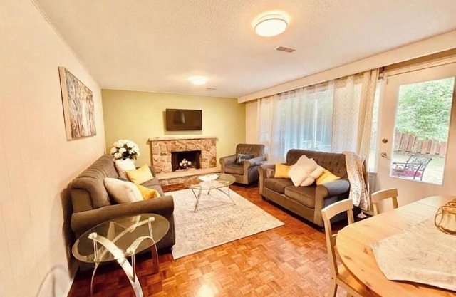 Cheerful 2 bedroom home close to York mills Subway, Free parking