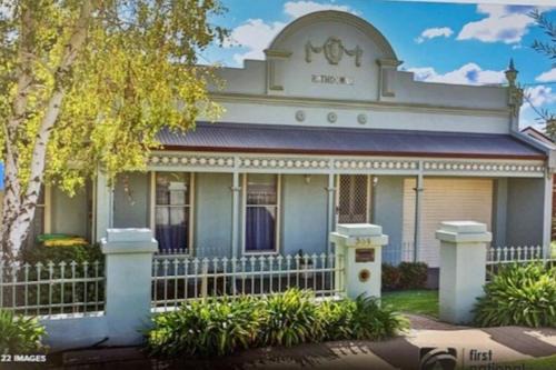 Cheerful 2 bedroom townhouse with secure parking