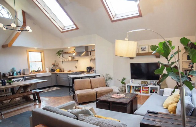 Cheerful 3-bedroom cabin with mountain view