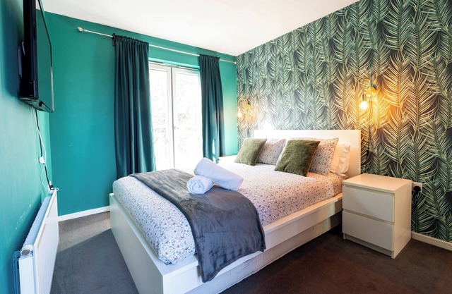 Cheerful 4-bedroom house with multiple car parking