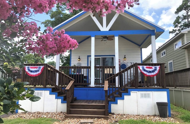 Cheerful Art Lovers Cottage Full Of Southern Charm