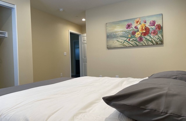 Cheerful brand new 2 bedrooms/3 baths new house