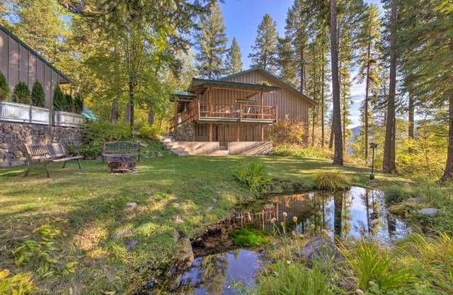 Cheerful Cabin in the woods with lake views.