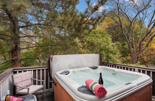 Cheerful & Cozy Canyon Racquet Condo w/hot tub near Canyons, resorts 4 bd 3 bath