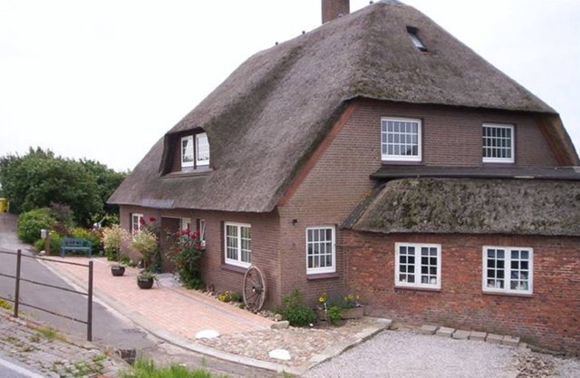 Cheese room - thatched roof house, garden, sauna, close to the beach