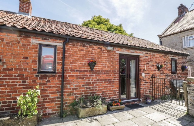 CHESTNUT COTTAGE, pet friendly, with a garden in Kirkbymoorside