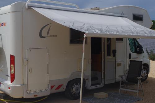 CHEZ MITCH EN CAMPING CAR et grand espace extérieur