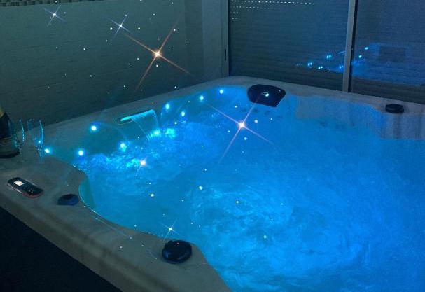 Chez SOPHIE, logement avec jacuzzi et salle cinéma