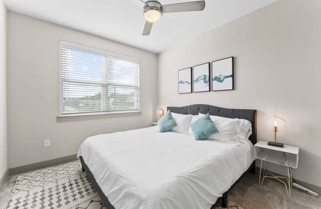 Chic 1BR king suite close to Downtown w/fast WiFi