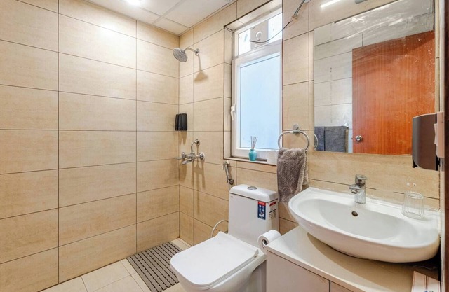 Chic 2-bedroom apartment with WiFi, AC in charming Noida