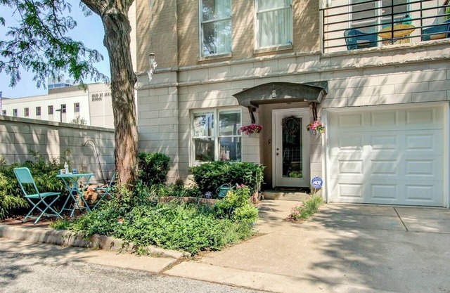 Chic 2-Bedroom Townhouse with Rooftop, Free Parking, in Downtown Chicago!