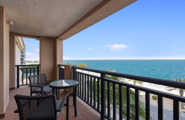 Chic 2BR Apartment with Spectacular Sea Views