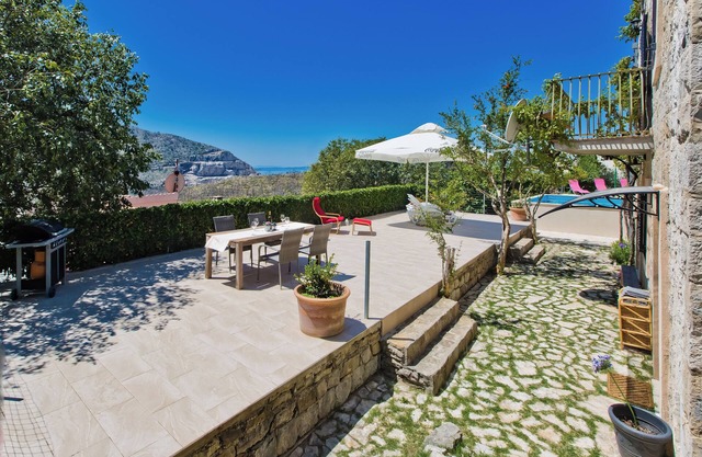 Chic 3-bedroom apartment with AC, WiFi in charming Žrnovnica