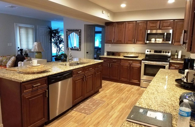 Chic 4Bdrm+Den, 3bath 6BEDS Private Pool near Strip, UNLV, Stadium & Airport