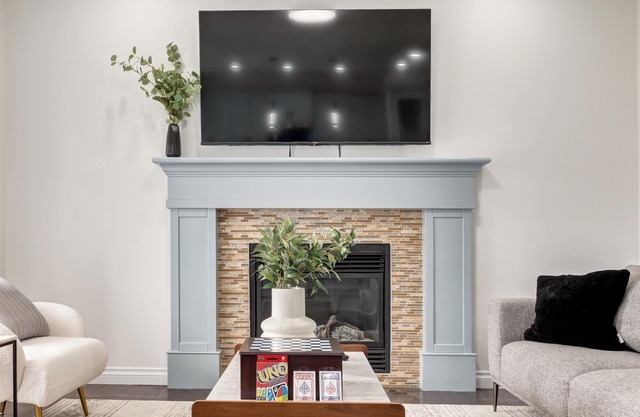 Chic 9-Bed Oasis Jacuzzi AC BBQ Fireplace