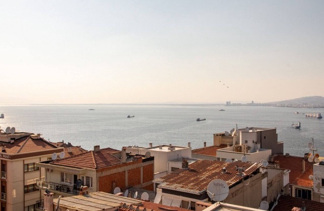 Chic, Central Flat w Sea View and Balcony in Konak