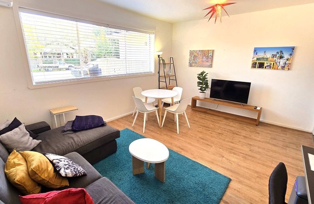 Chic central St Kilda 2 bed 8 mins walk to beach
