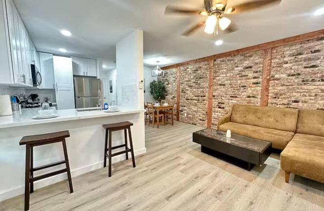 Chic & Comfortable Space in Houstons Montrose Area