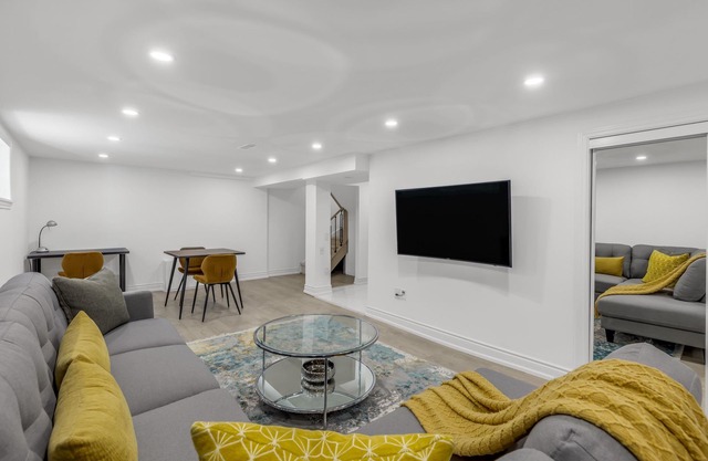 Chic & Cozy 3 BD/2 BA House w/Free Parking