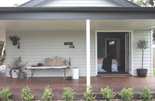 Chic & cozy guest suite with lovely rural views, close to many fab wineries.