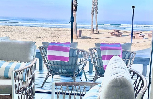 Chic, Cute Beachfront on Big Sandy Beautiful Beach
