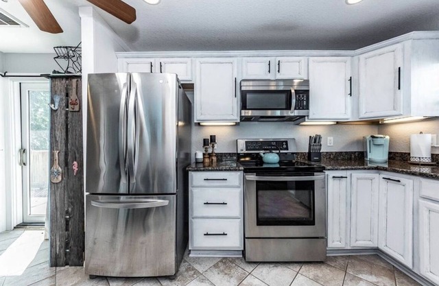 Chic Kemah Retreat - Pet Friendly!