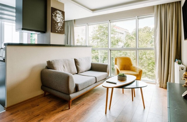 Chic Modern Flat 2 min to Metro, Near Marmara Park