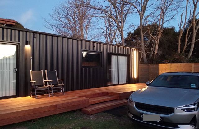 Chic modern shipping container a short stroll from Lake Taupo/Waitahanui River.