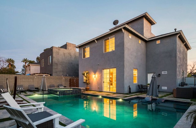 Chic Oasis w/Rooftop Patio, Sunrise/Sunset Views