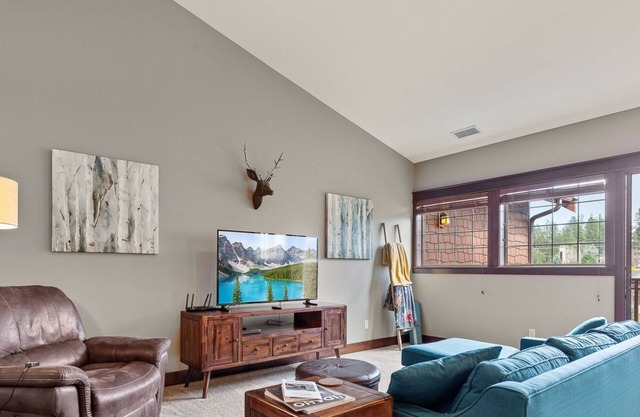 Chic Riverstone Escape Near Shops & Lake!