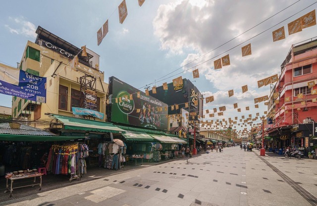 Chic Solo Getaway | Deluxe Comfort Near Old Town