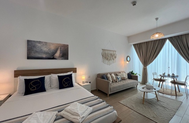 Chic studio in cool Yas Island, Abu Dhabi with WiFi, AC, fitness room