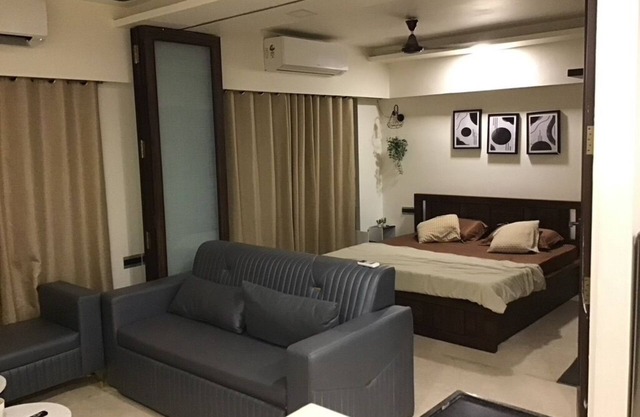 Chic studio in gorgeous Mumbai, close to BKC with WiFi, AC