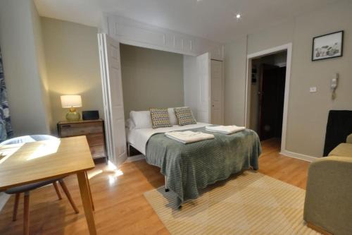 Chic studio with garden and 2 min walk to beach