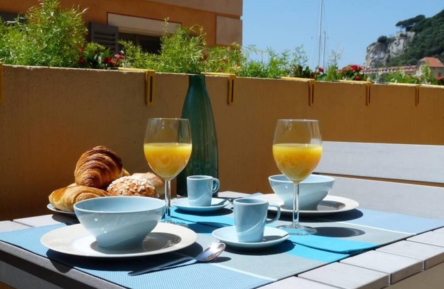 Chic studio with terrace and beautiful view of the port, 100m from the beach, parking available