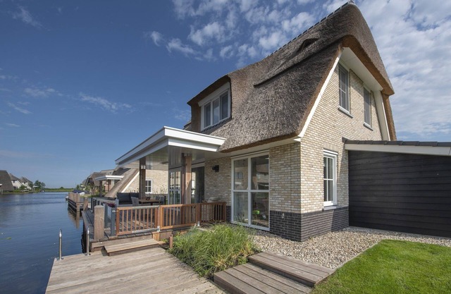 Chic Villa with a fireplace at Tjeukemeer