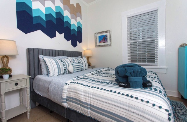 Chic WFH Retreat/Walk to Downtown/10min Drive to Beach