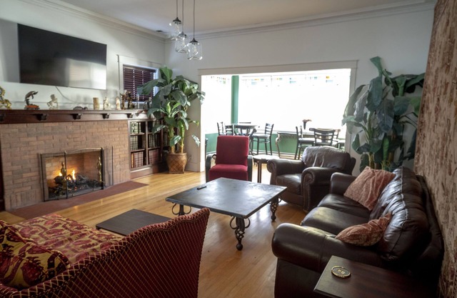 Chicago Bootlegger House Sleeps 11-22 with 3 parking spots