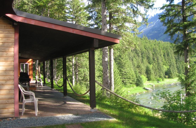 Chilkoot Haven Haines room #2, right on the Chilkoot River, Bear viewing