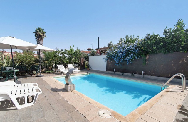 Cho Almeida with sea views, Wi-Fi and air conditioning.