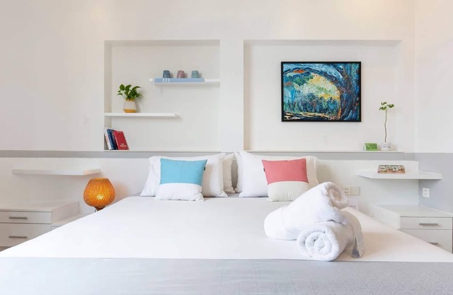 Christina's NT42 SUITE w/KING-SIZED Bed in CENTER